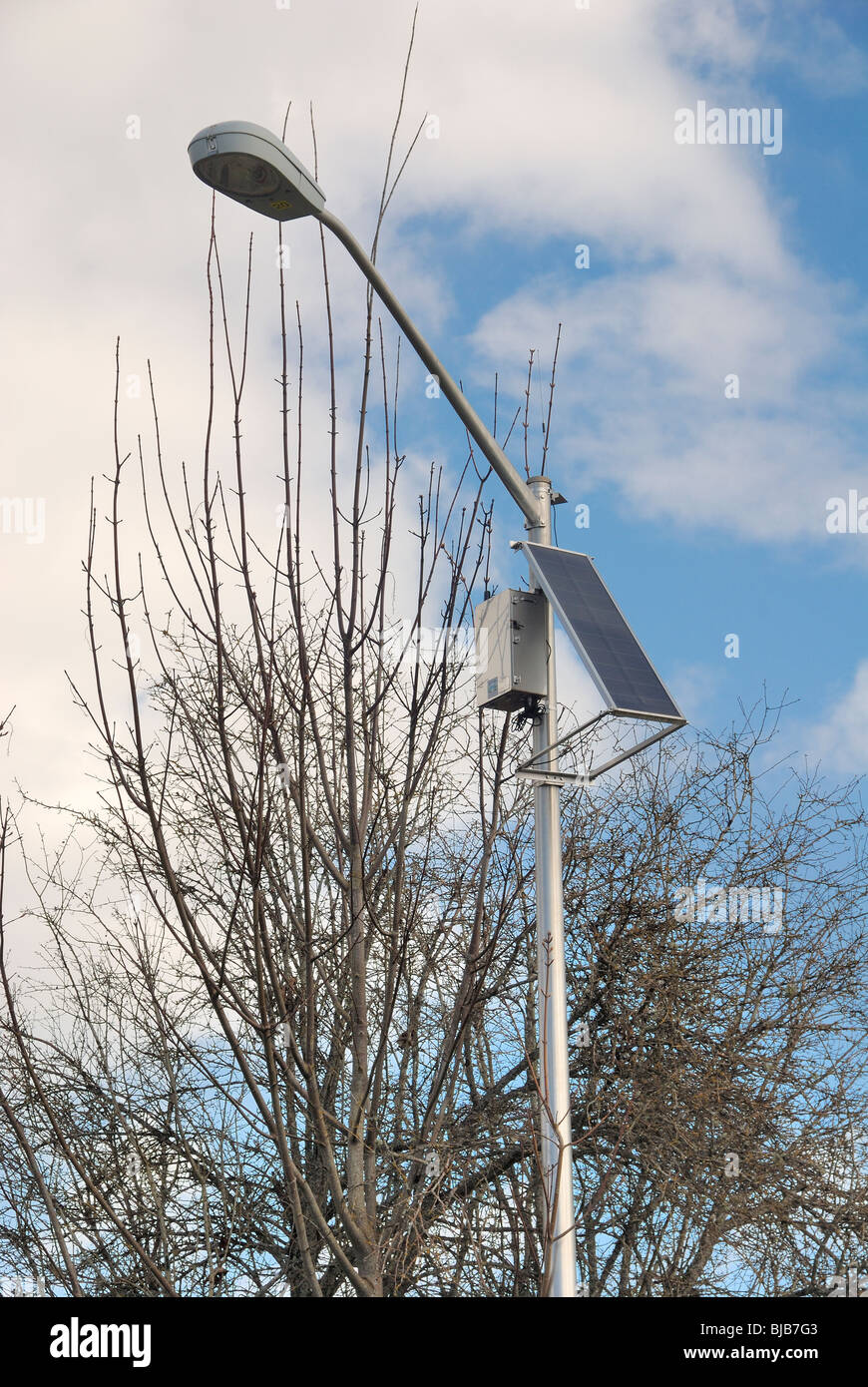 Lampione con pannello solare attaccato per risparmiare energia Foto Stock