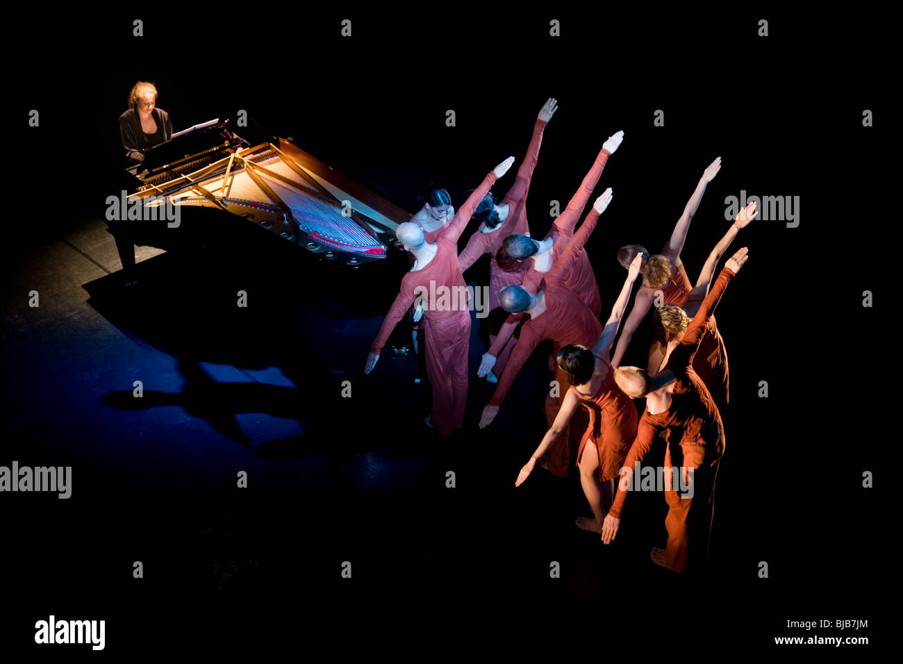 Una vista in pianta dello stadio in un balletto moderno di produzione con un Steinway grand piano sul retro. Monaco di Baviera Germania Foto Stock