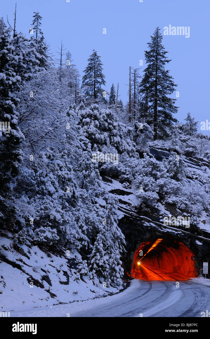 Red wawona tunnel stradale blu sotto coperta di neve montagna all'alba nel parco nazionale di Yosemite in California usa Foto Stock