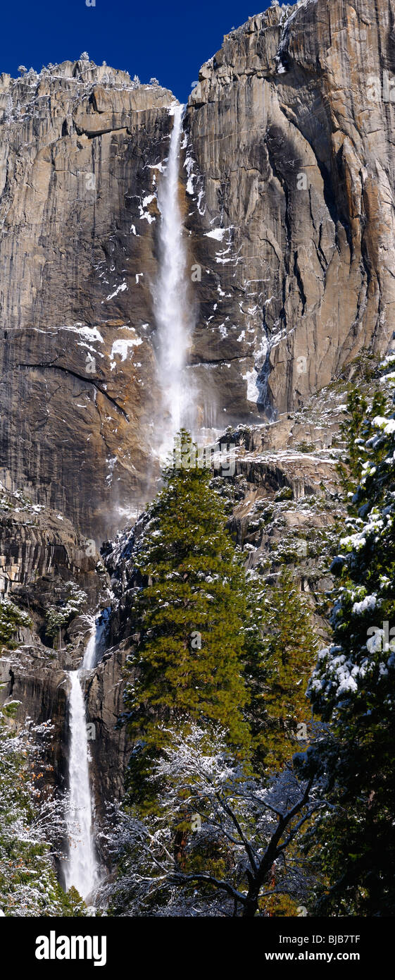 Panorama verticale inferiore e superiore dell'Yosemite Falls in inverno il parco nazionale di Yosemite in California usa Foto Stock