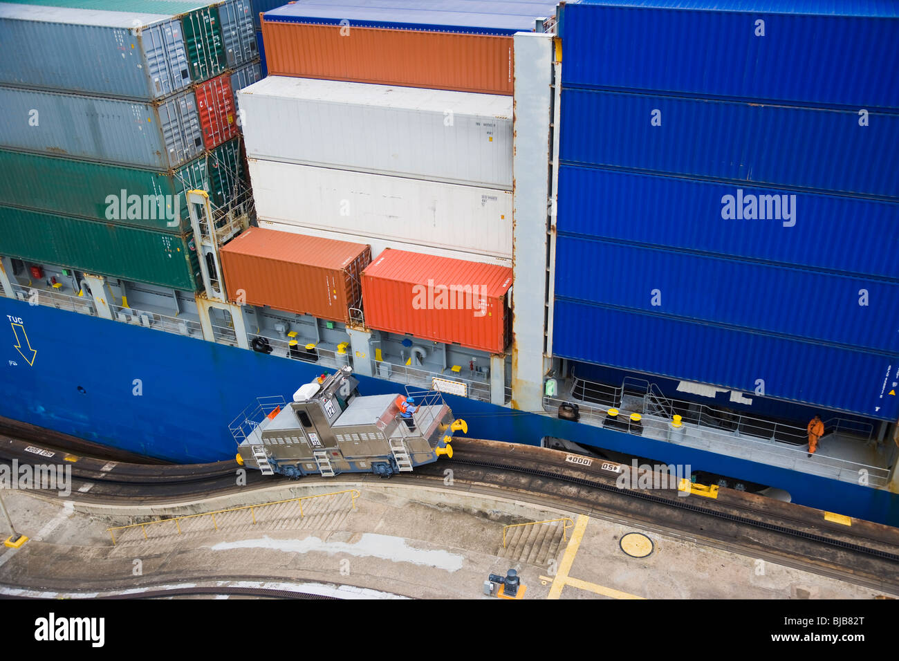 Nave da carico che attraversa il Canale di Panama a Miraflores Locks Foto Stock