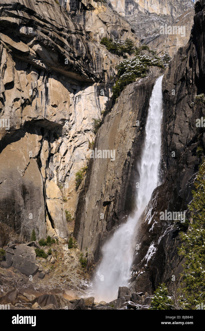 Rock fratture a bassa caduta di Yosemite gorge in inverno dopo una nevicata Yosemite National Park California USA Foto Stock