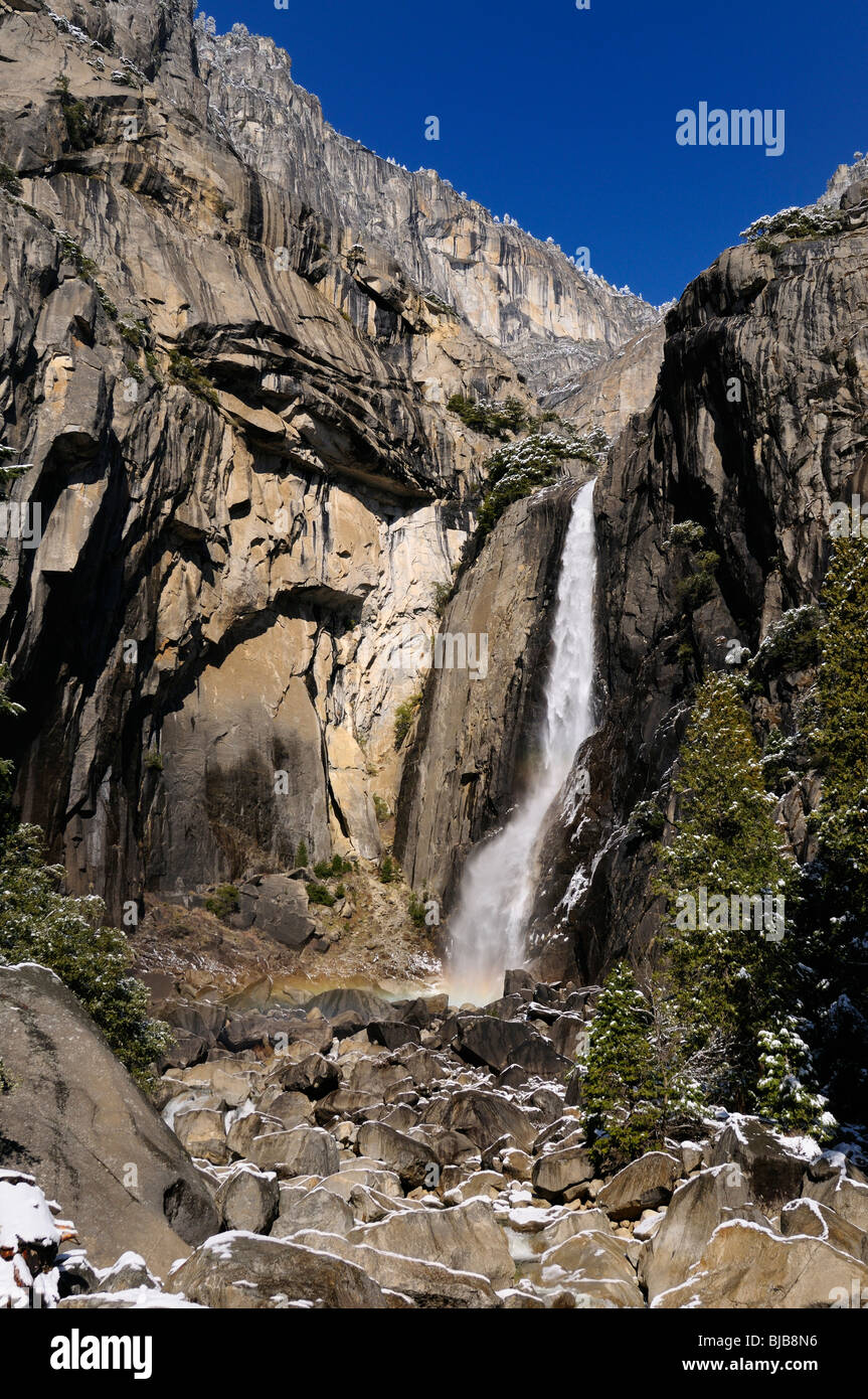 Fratture di roccia in basso a Yosemite Falls in inverno dopo una nevicata con cielo blu Foto Stock