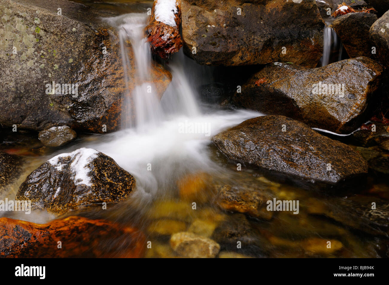 Il freddo una cascata e idromassaggio con neve sulle rocce di Bridalveil Creek sotto la caduta nella Yosemite Valley Foto Stock