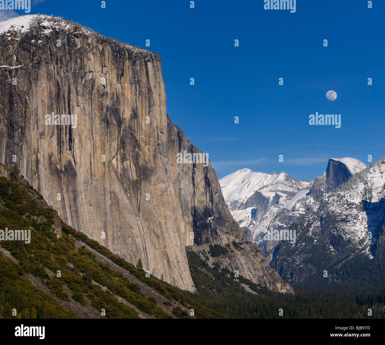 Yosemite Valley dalla vista di tunnel con el capitan e half dome con il sorgere della luna su cime coperte di neve Yosemite National Park California usa Foto Stock