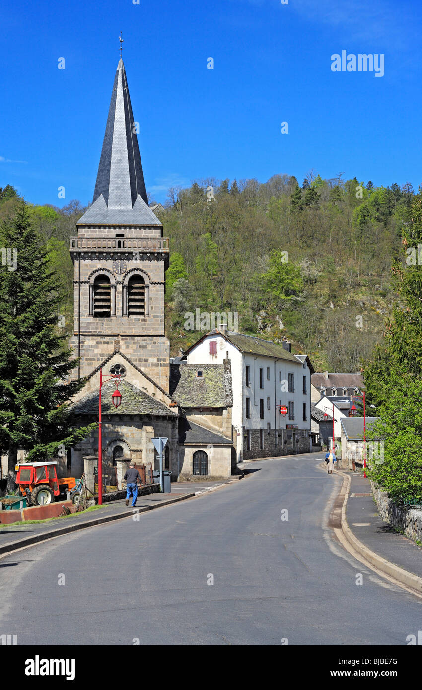 Chiesa rurale, paesaggio, CHAMBON SUR LAC, Auvergne, Francia Foto Stock