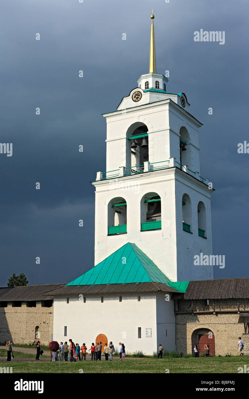 Architettura della chiesa, il campanile di Santa Trinità, Pskov Russia Foto Stock