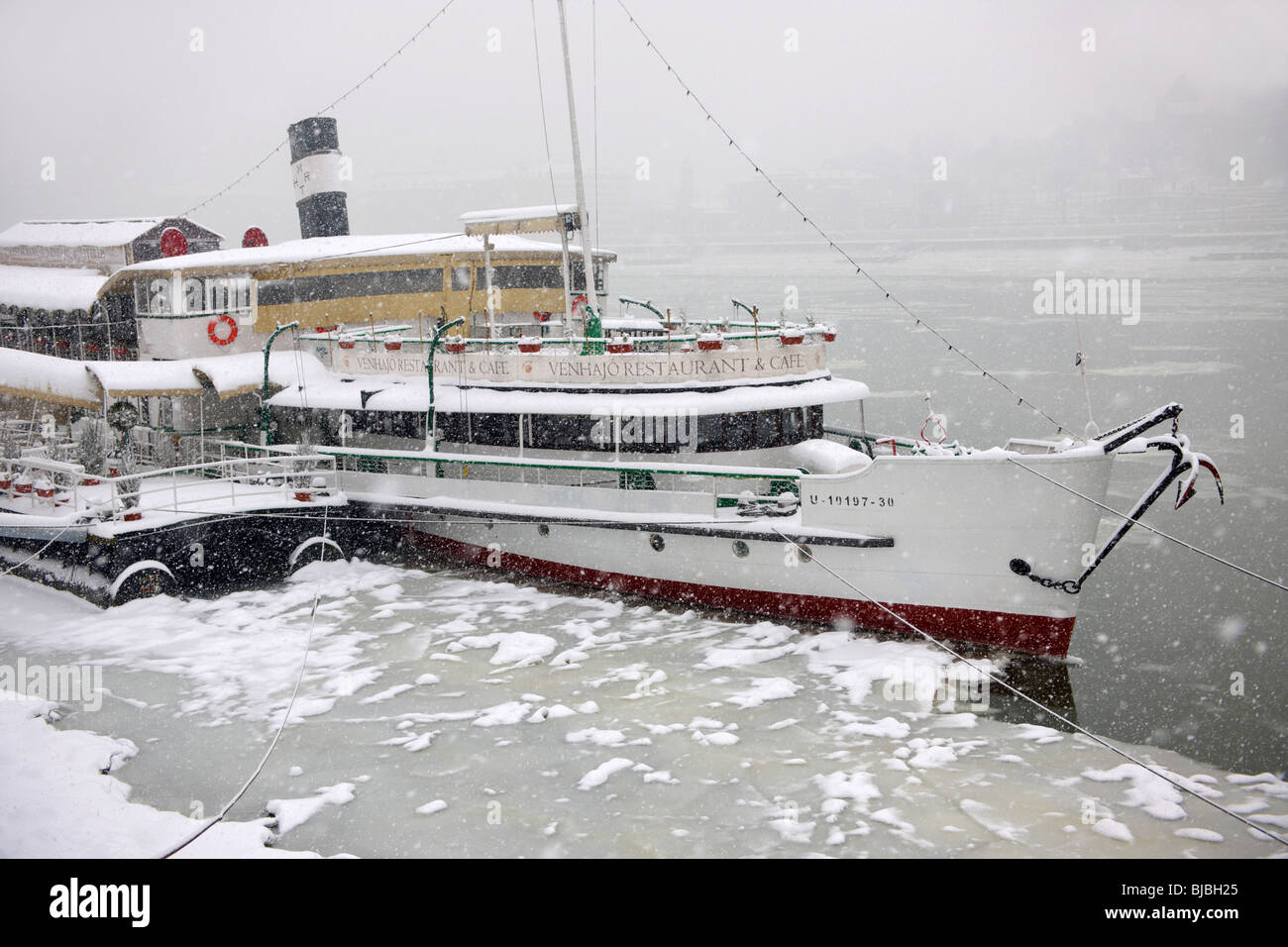 Kossuth barca sul Danubio congelati in inverno la neve - Budapest Foto Stock