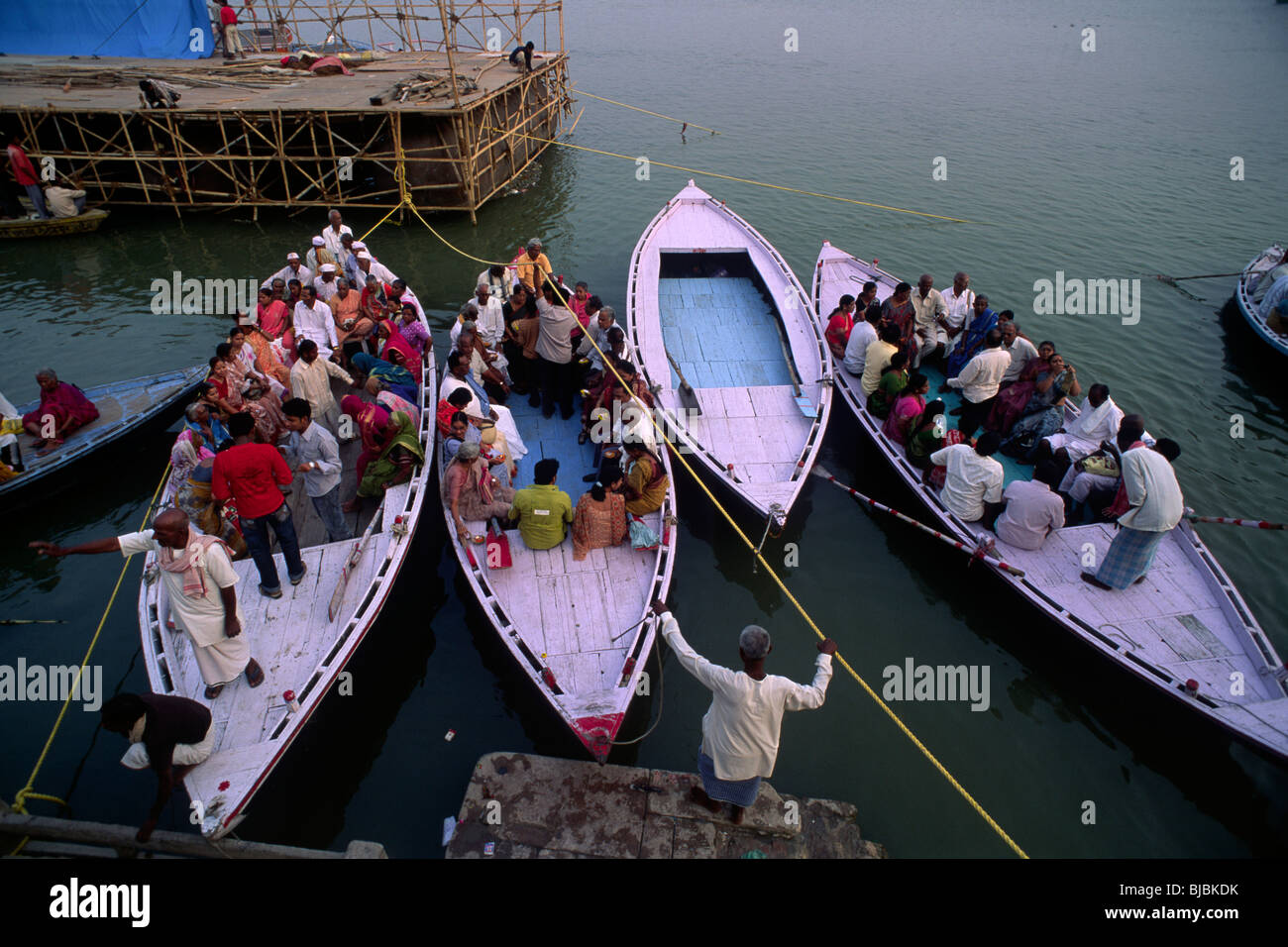 India, Uttar Pradesh, Varanasi, fiume Gange, gente sulle barche Foto Stock