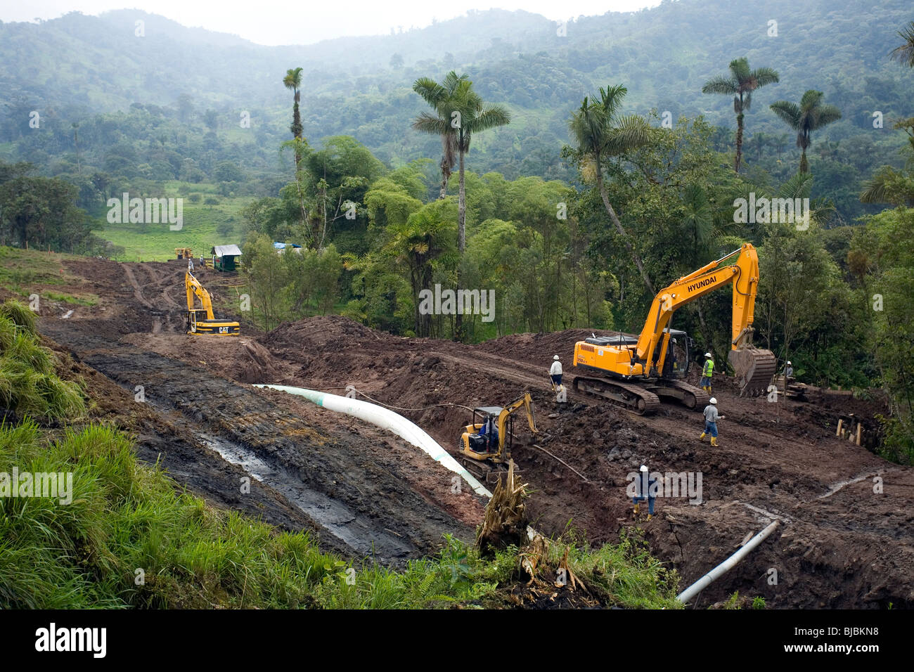 La riparazione di un oleodotto in Amazzonia ecuadoriana Foto Stock