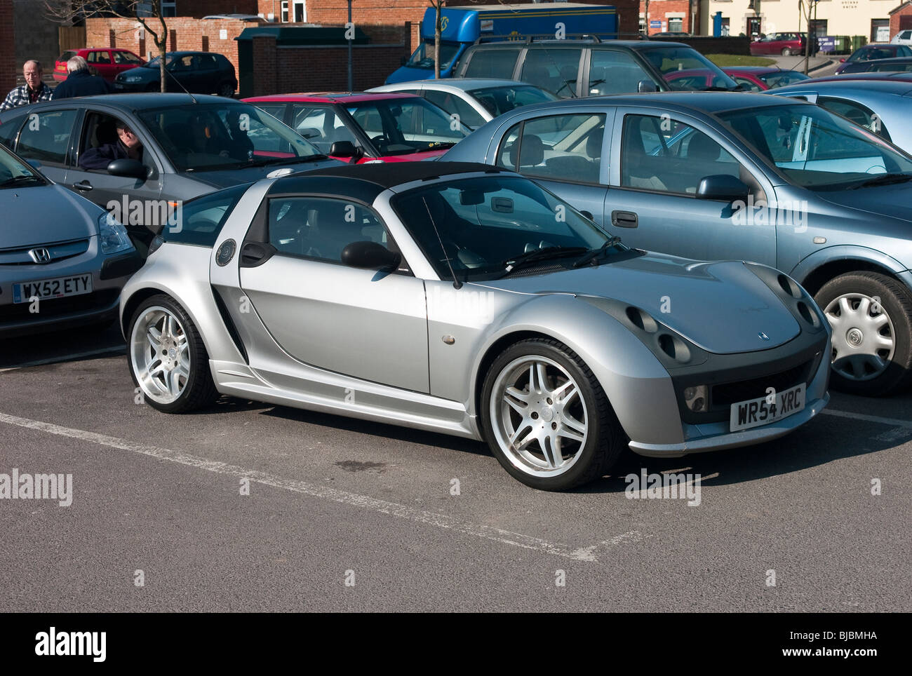 Smart Brabus roadster coupé in un supermercato parcheggio in Calne Wiltshire, Inghilterra Regno Unito Foto Stock