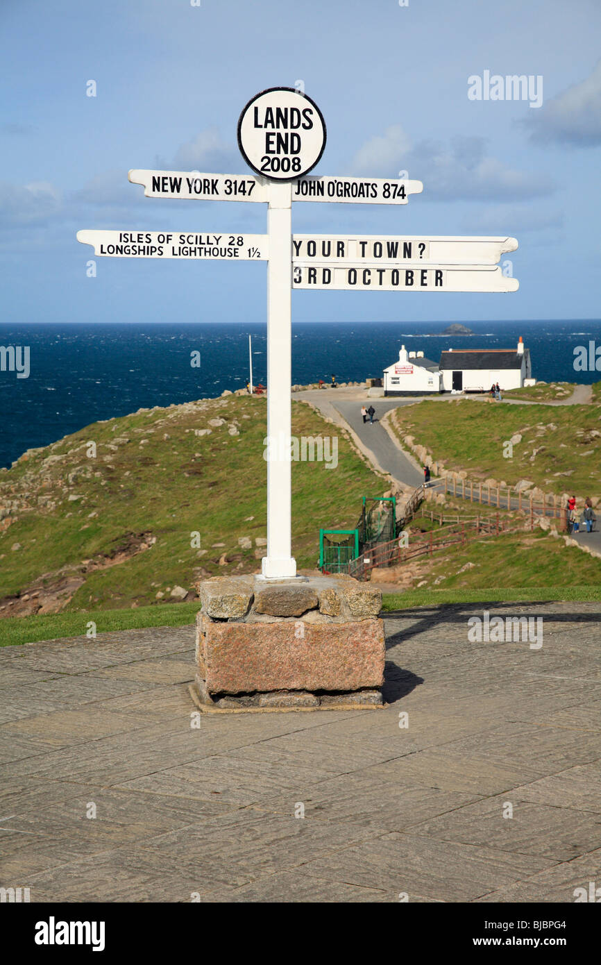 Land's End, cartello al punto più occidentale, Cornwall, Regno Unito Foto Stock