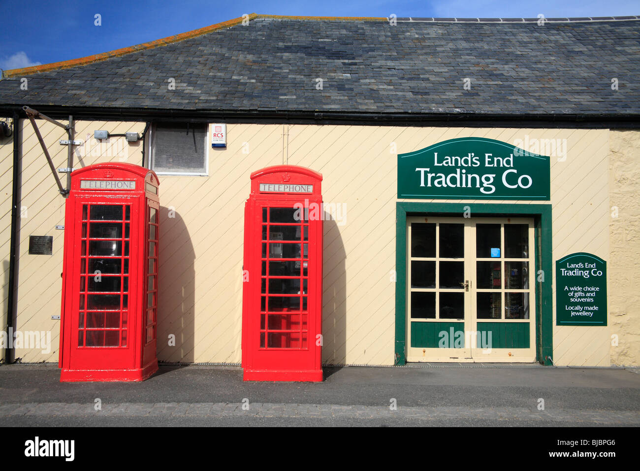 Land's End, cabine telefoniche al punto più occidentale, Cornwall, Regno Unito Foto Stock