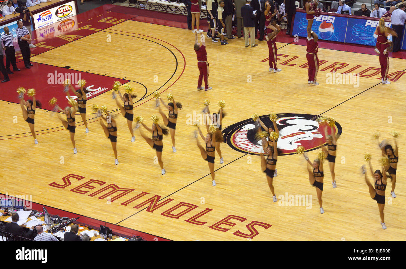 Florida State University cheerleaders e team di danza eseguire durante una pausa in azione Foto Stock