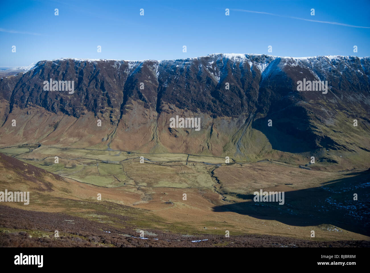 Lake District, Cumbria - Newlands Valley, a Ferro di Cavallo e Maiden Moor in inverno. Foto Stock