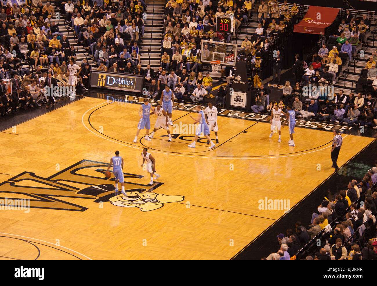 Università della North Carolina Tarheels versus Wake Forest Demon diaconi uomini college basketball gioco in Winston-Salem, NC Foto Stock