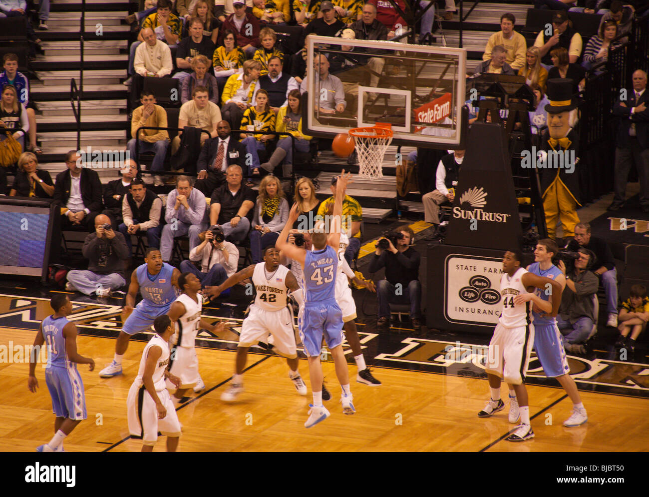 Università della North Carolina Tarheels versus Wake Forest Demon diaconi uomini college basketball gioco in Winston-Salem, NC Foto Stock