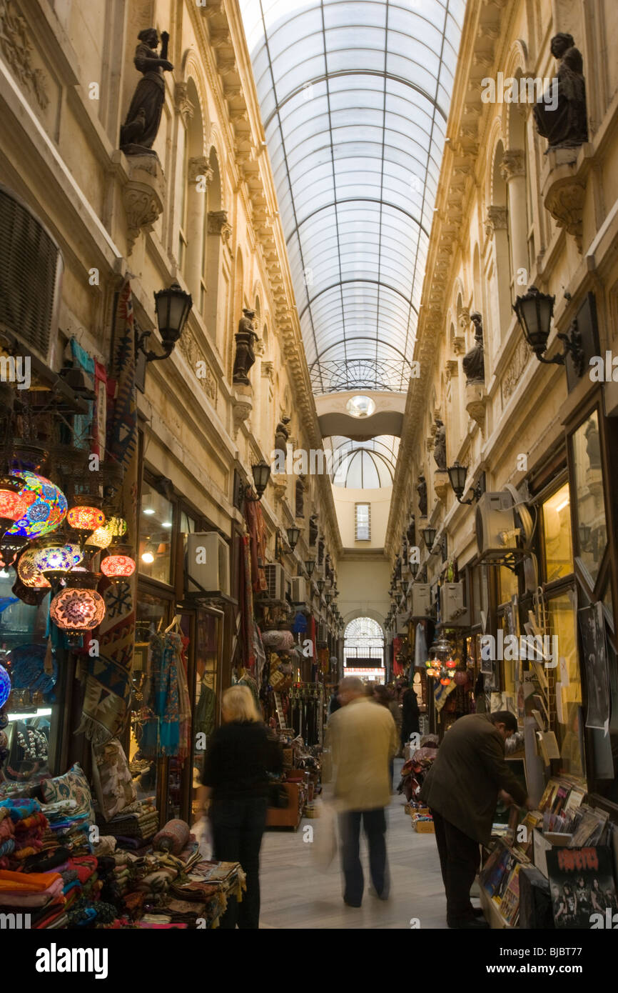 Negozi nel passaggio di europea, Cicek Pasaji, quartiere di Beyoglu, Istanbul, Turchia Foto Stock