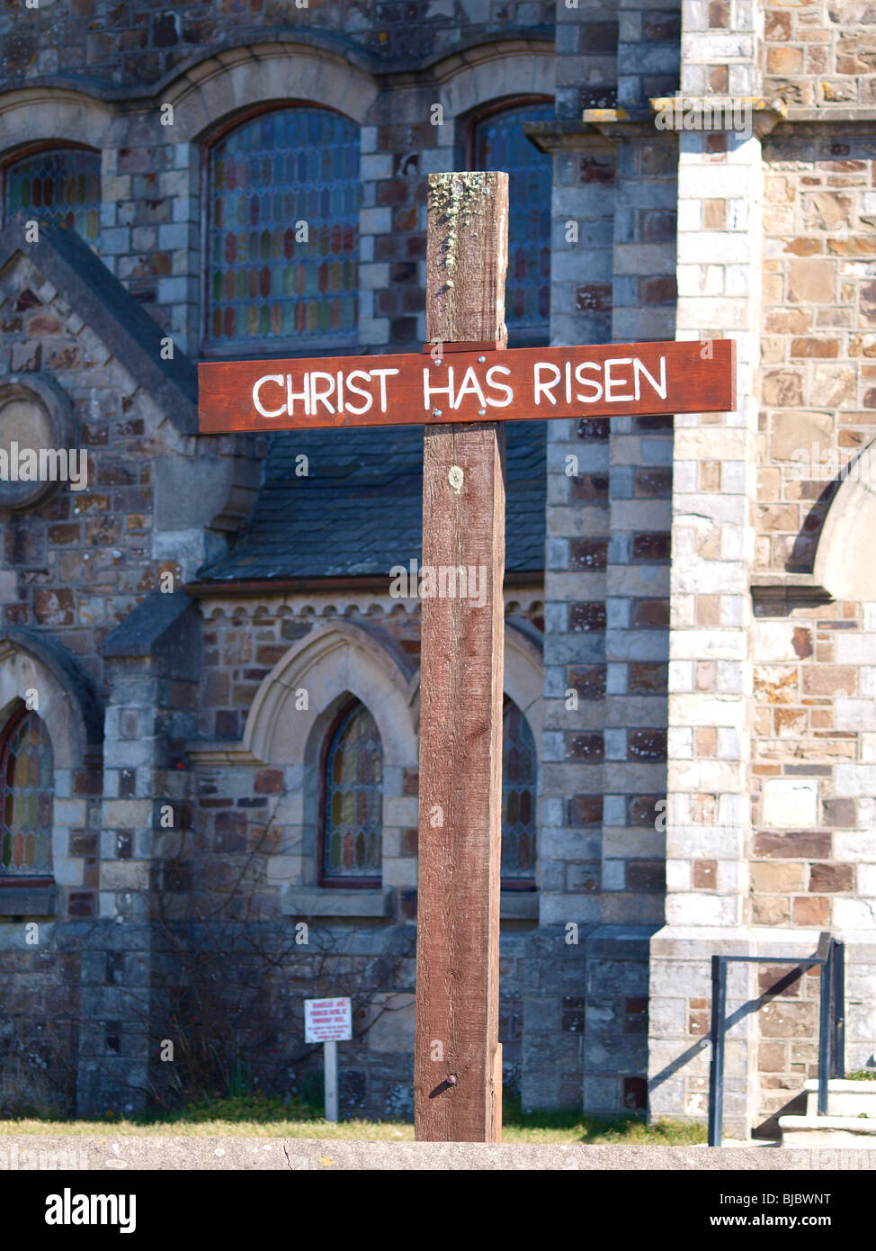 Cristo è risorto segno di croce al di fuori di una chiesa, Bude, Cornwall, Regno Unito Foto Stock