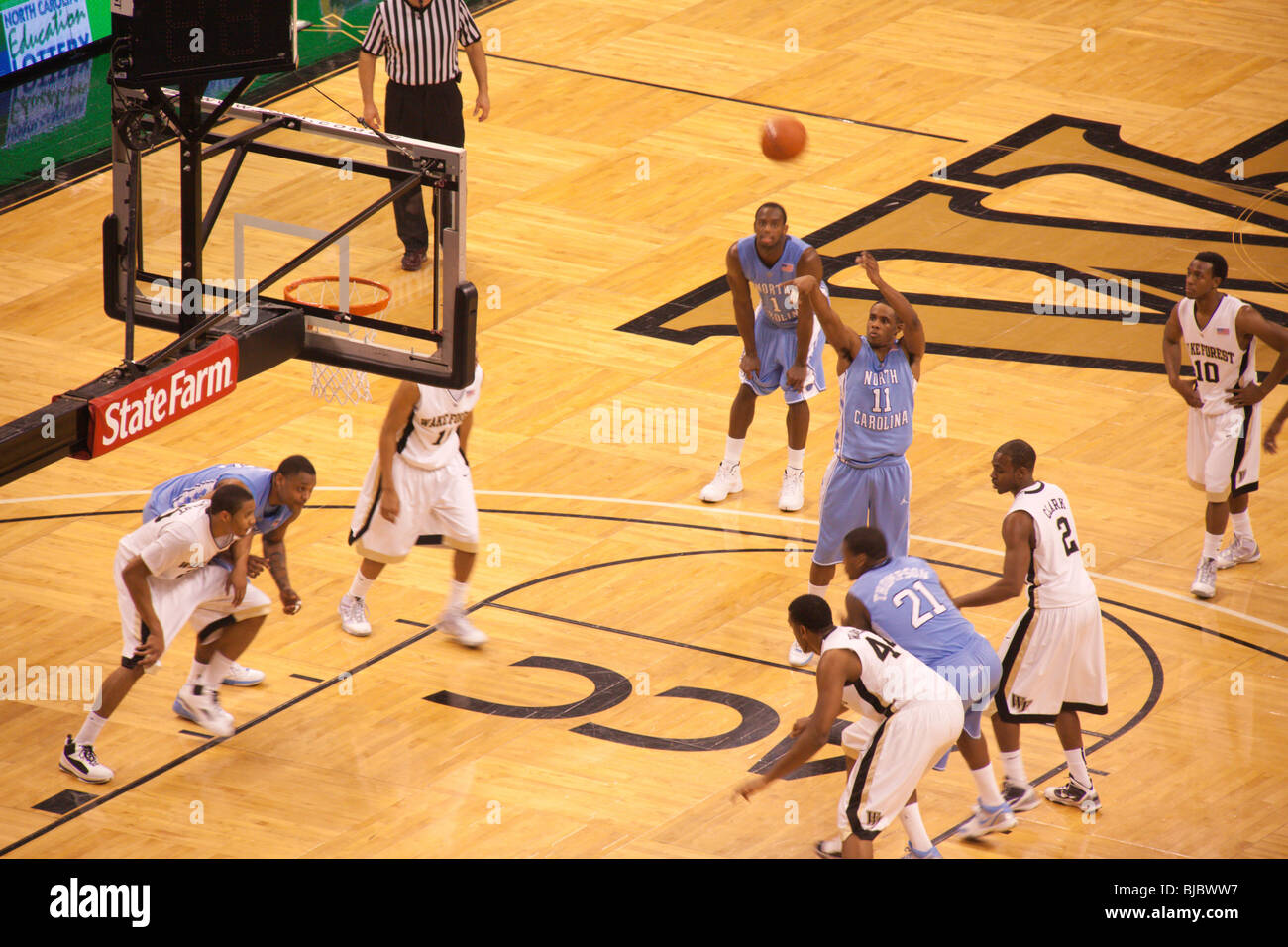 Università della North Carolina Tarheels versus Wake Forest Demon diaconi uomini college basketball gioco in Winston-Salem, NC Foto Stock