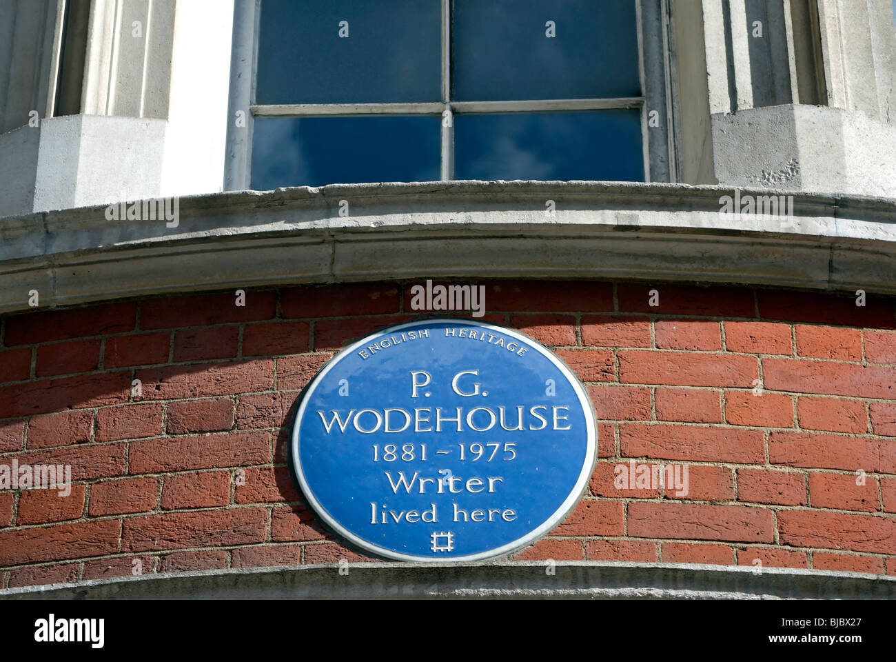 English Heritage targa blu segnando un ex casa di scrittore pg wodehouse, a Mayfair, Londra, Inghilterra Foto Stock
