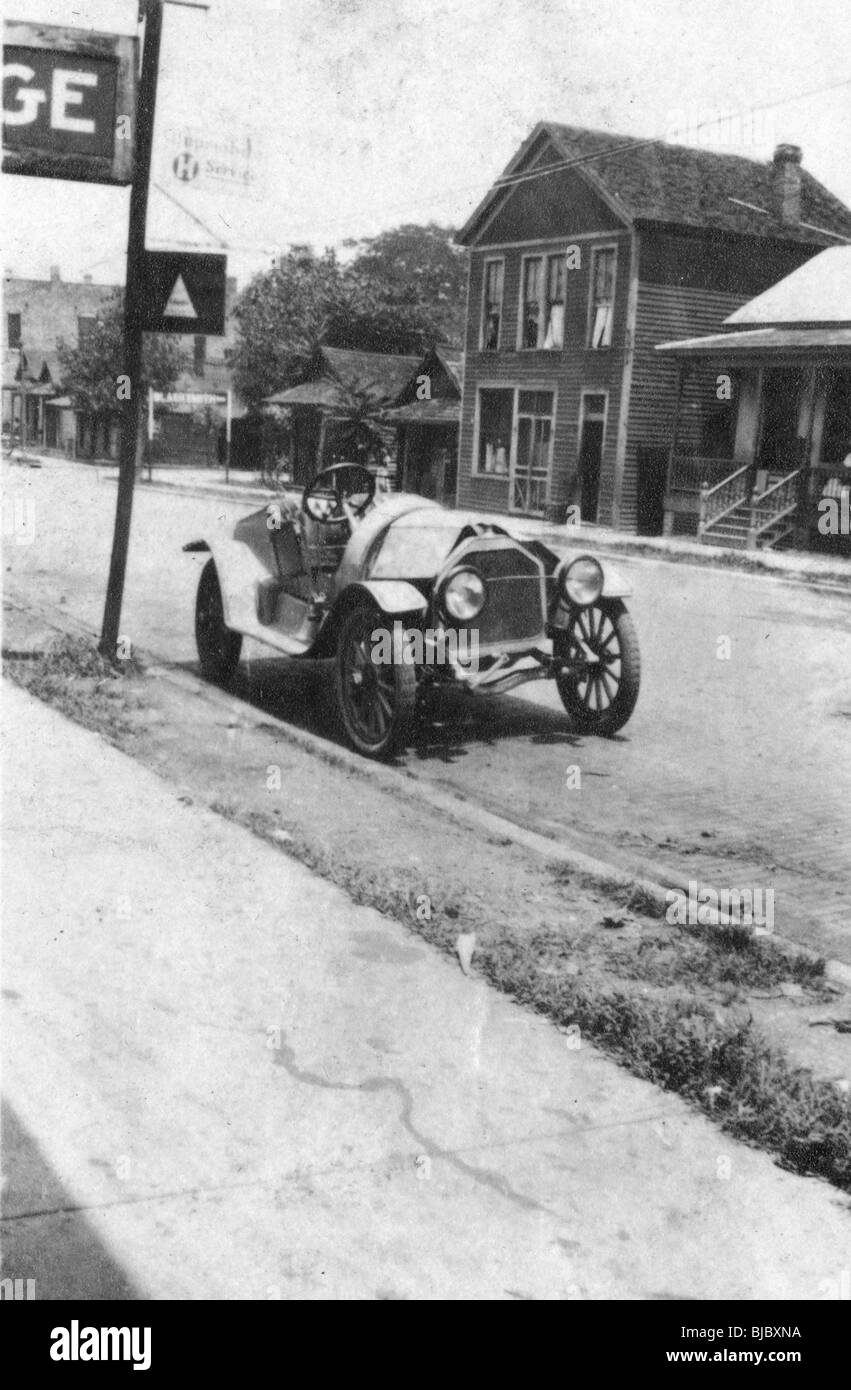 Una stutz bearcat macchina è parcheggiata in una strada del Cairo, Illinois durante il 1910s. gara automobilistica status symbol Foto Stock