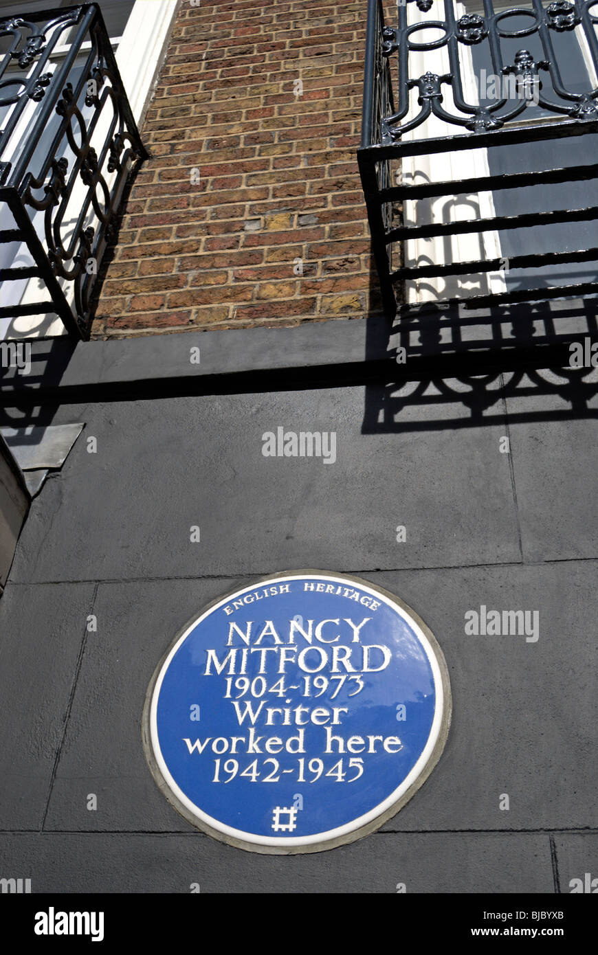 English Heritage targa blu segnando un ex luogo di lavoro, un bookshop in London Mayfair, scrittore di Nancy Mitford Foto Stock
