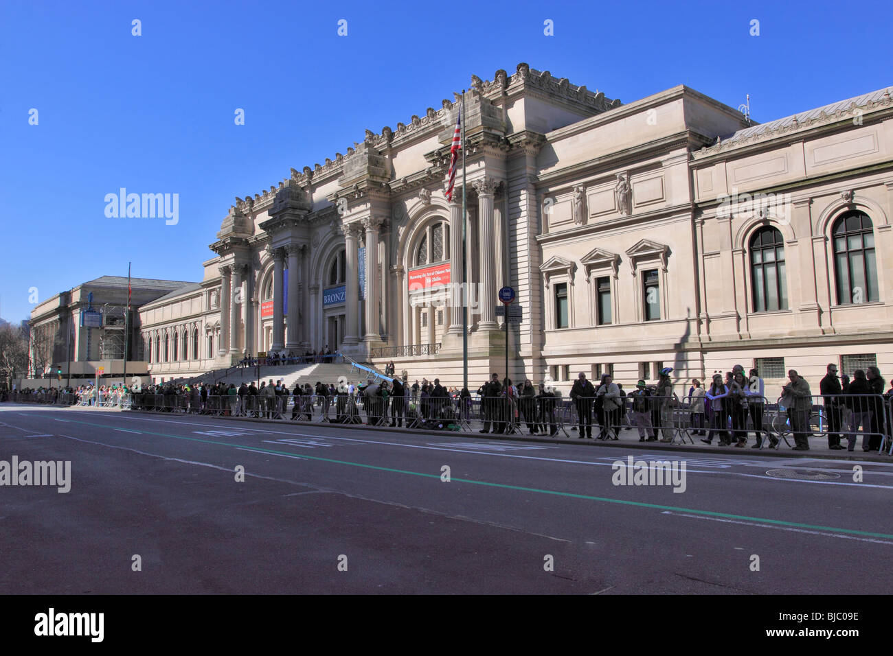 La folla attende l'inizio della festa di San Patrizio sfilano davanti al Metropolitan Museum of Art il 5 Ave. La città di New York Foto Stock