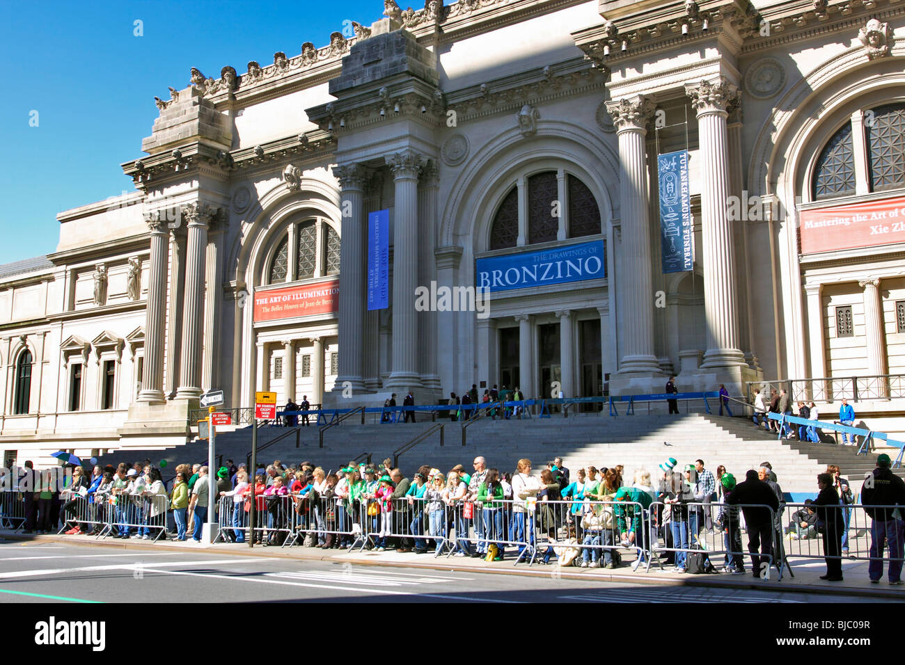 La folla attende l'inizio della festa di San Patrizio sfilano davanti al Metropolitan Museum of Art il 5 Ave. La città di New York Foto Stock