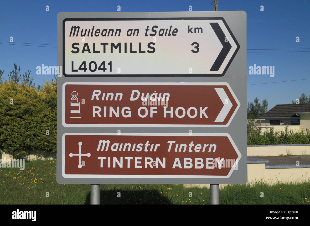 Generic road & tourist sign in Irlanda rivolta verso Saltmills, l'anello del gancio e Tintern Abbey. Foto Stock