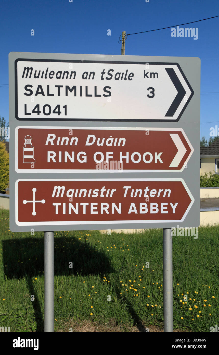 Generic road & tourist sign in Irlanda rivolta verso Saltmills, l'anello del gancio e Tintern Abbey. Foto Stock