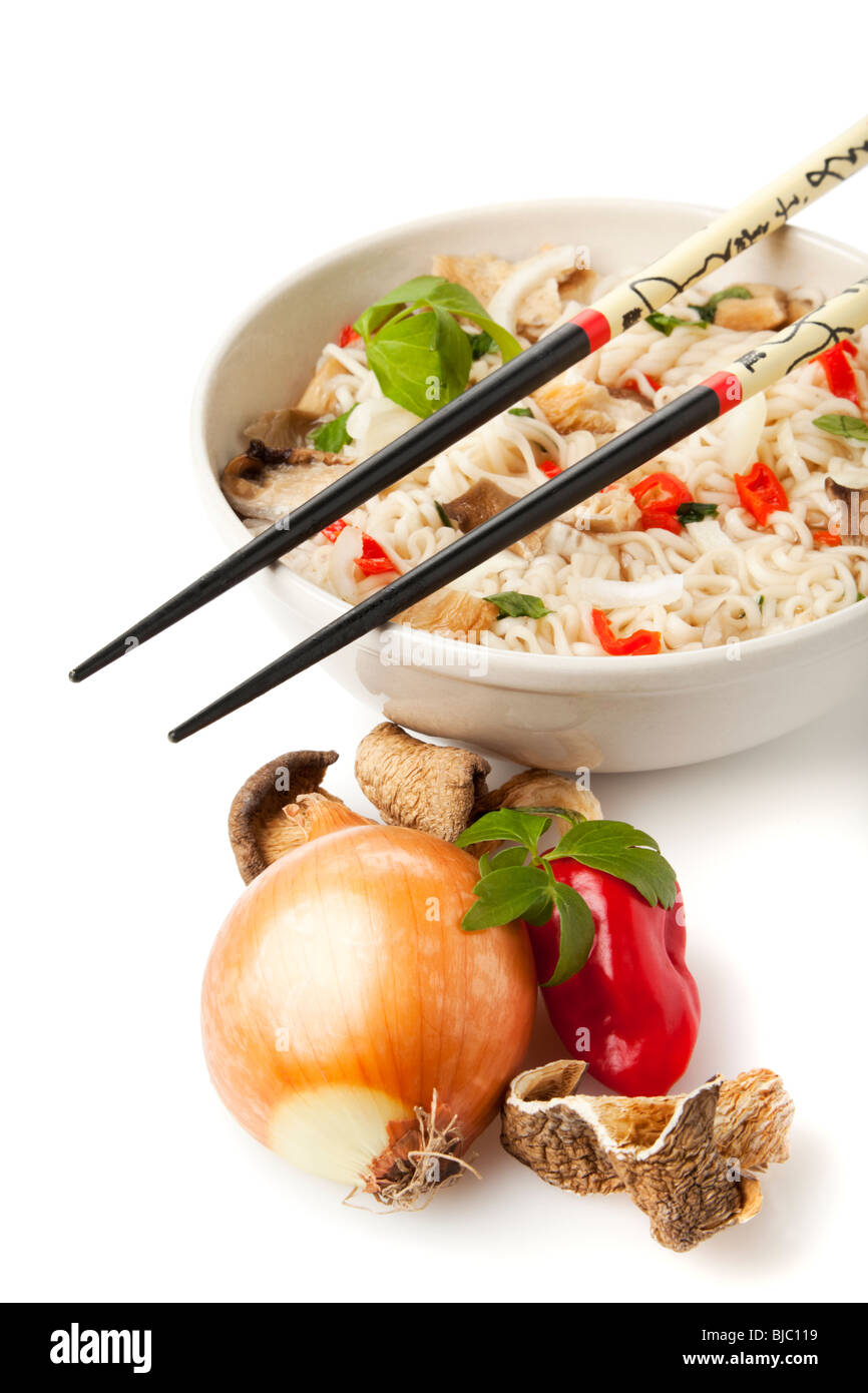Ramen vegetariano a base di noodle piatto e gli ingredienti su sfondo bianco Foto Stock