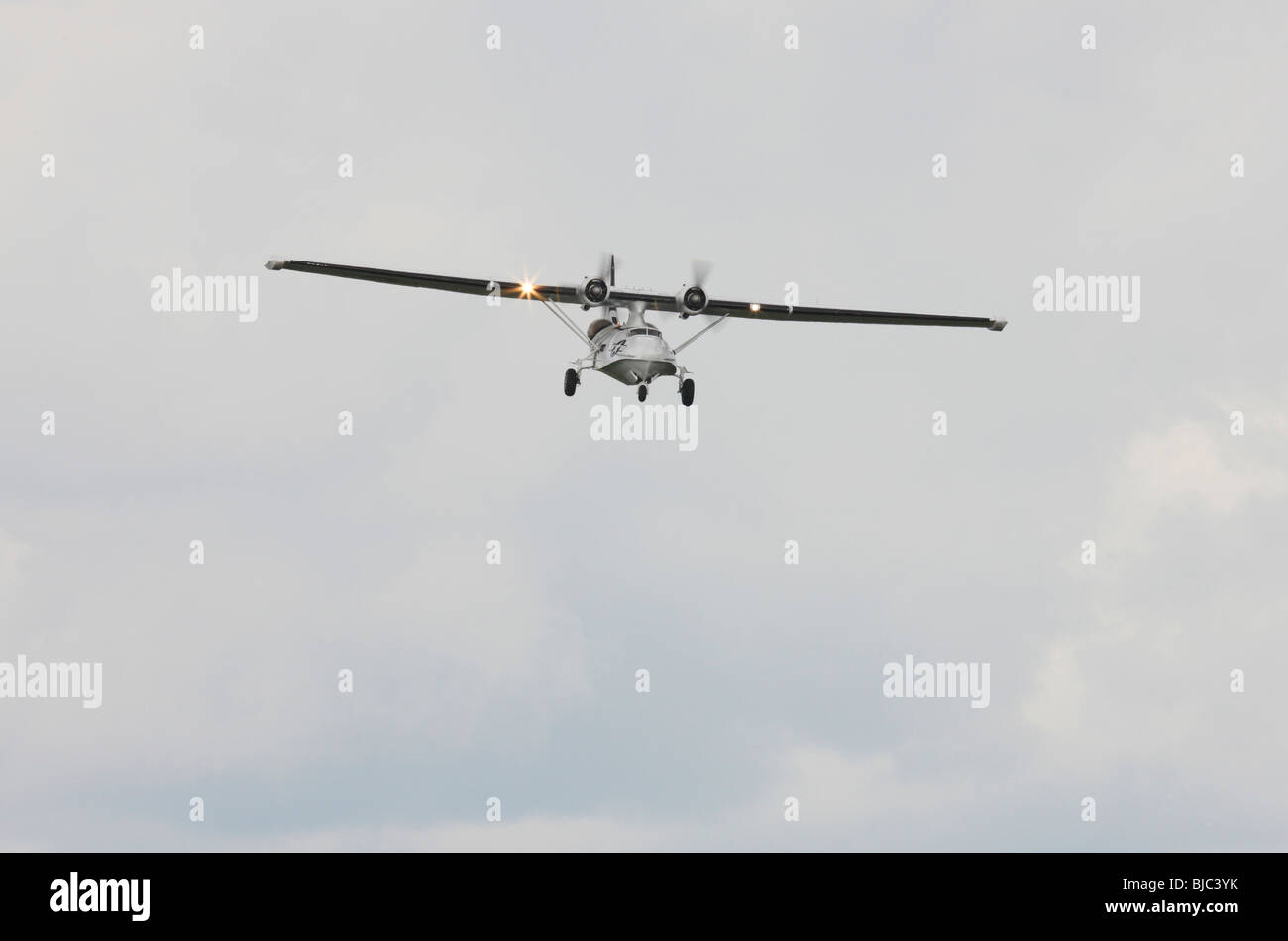 Diritto consolidato costruttiva PBY-5A Catalina sull approccio finale a Duxford Foto Stock