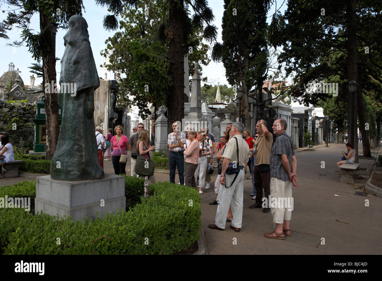 I turisti stand sotto la statua di Gesù Cristo sul tour guidato di la Recoleta Cemetery Capital Federal Buenos Aires Foto Stock