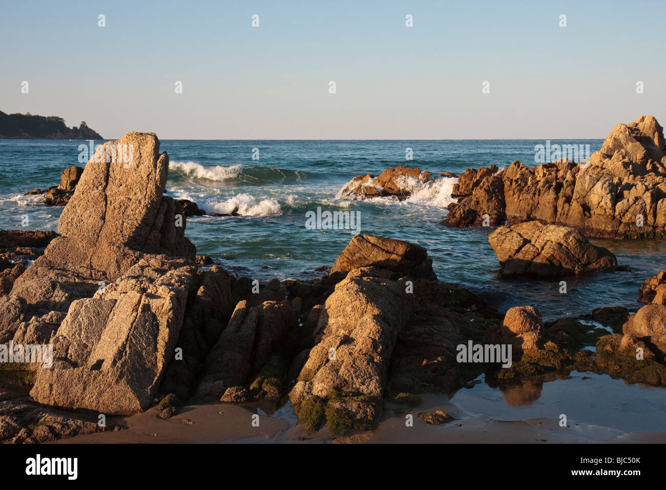 Gisamun spiaggia al tramonto, nei pressi di Yangyang, Corea del Sud Foto Stock