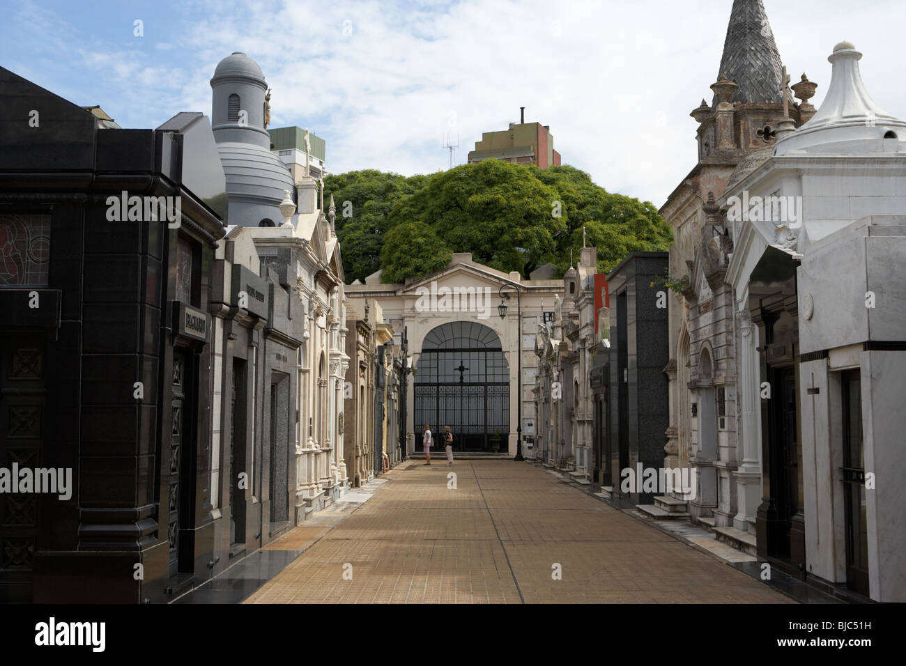 Turisti in fila di vecchi mausolei in una strada a Recoleta cimitero Capital Federal Buenos Aires Foto Stock