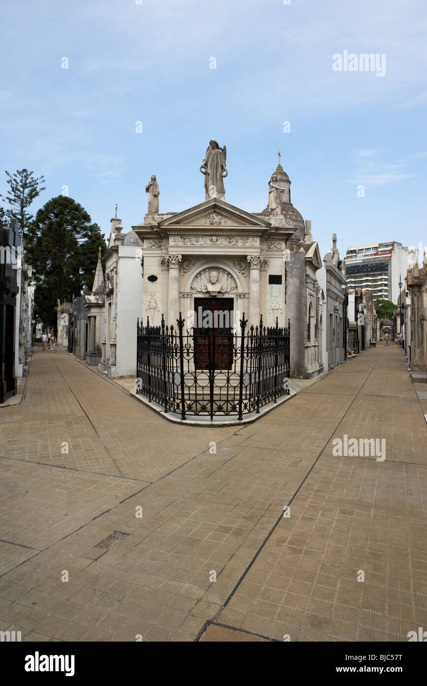 Fila di vecchi mausolei in una strada a Recoleta cimitero Capital Federal Buenos aires repubblica di Argentina sud america Foto Stock