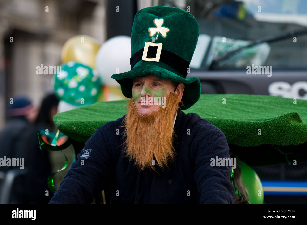 Ritratto di un uomo che indossa un cappello di novità e la barba durante la Festa di San Patrizio Parade di Londra. Foto Stock