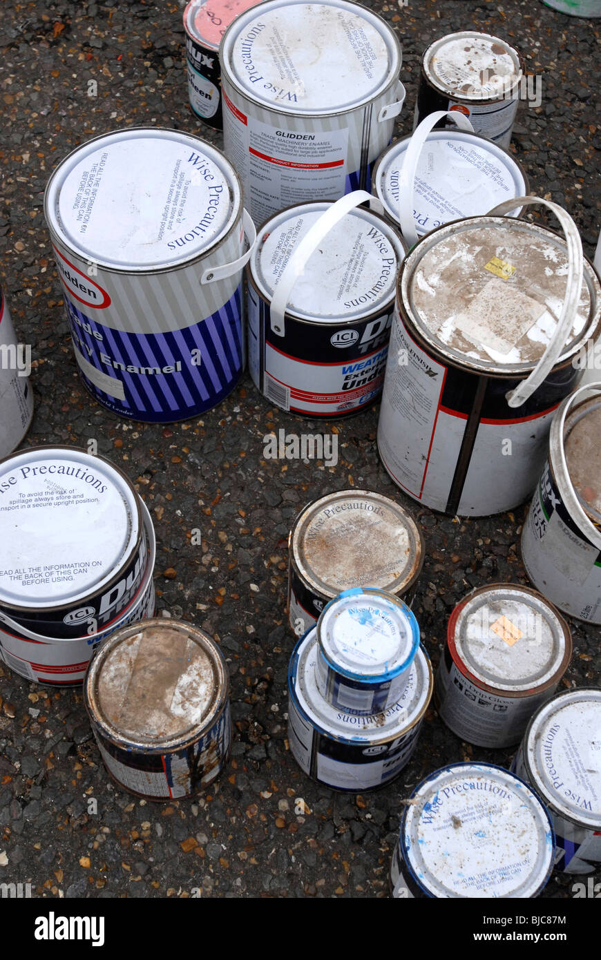 Assortiti barattoli di vernice utilizzata per la grafica esterna Foto Stock