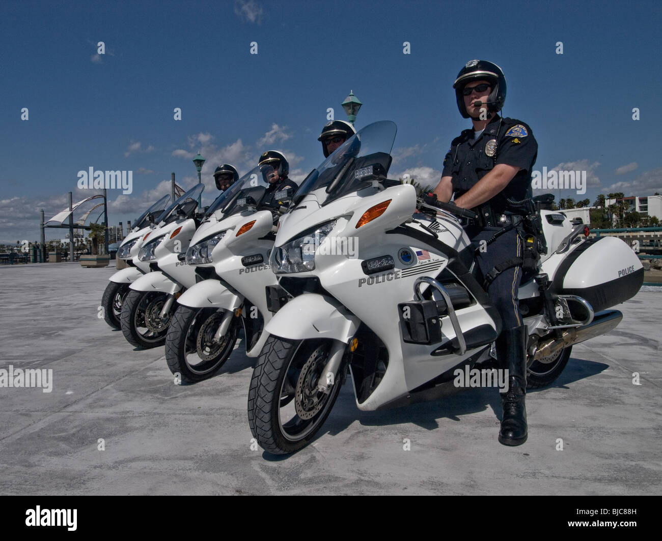 Spiaggia motociclo poliziotti seduti a cavallo i loro motori per l applicazione della legge anno prenota Foto Stock