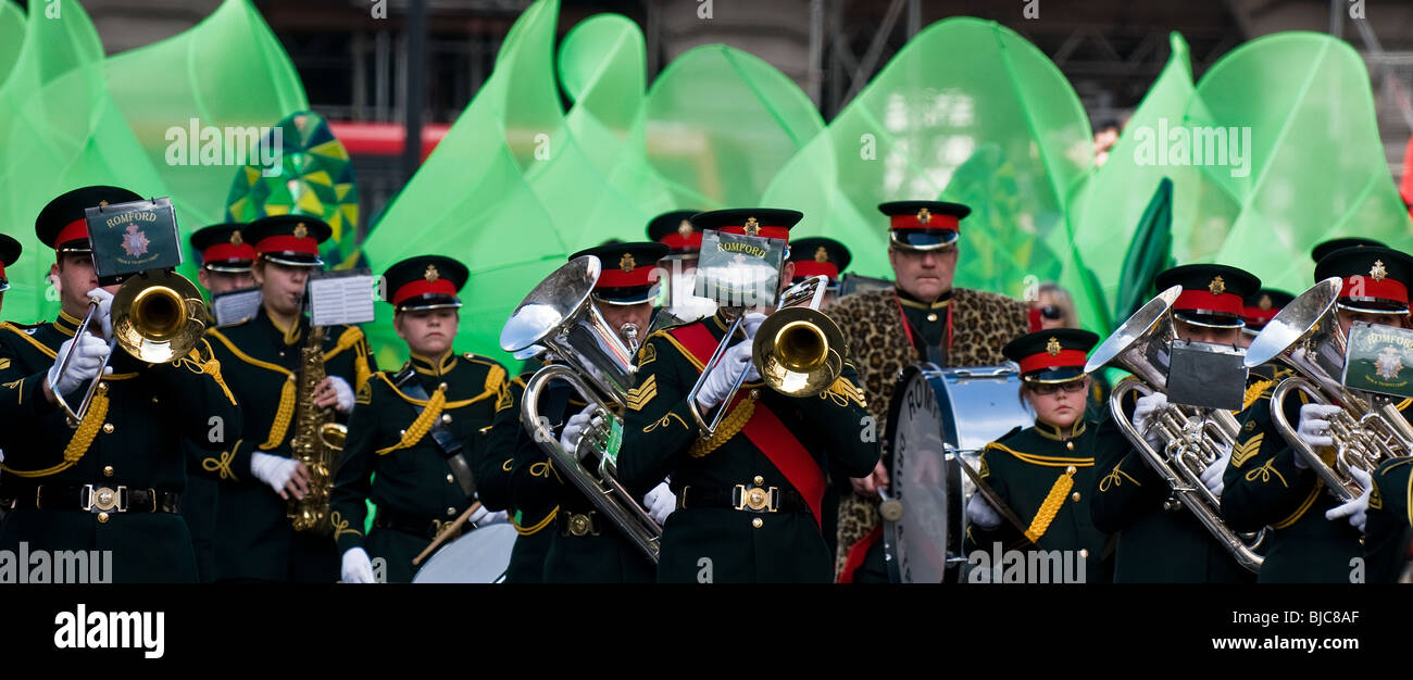 Il tamburo di Romford e tromba Corp marciando nella il giorno di San Patrizio Parade di Londra. Foto Stock