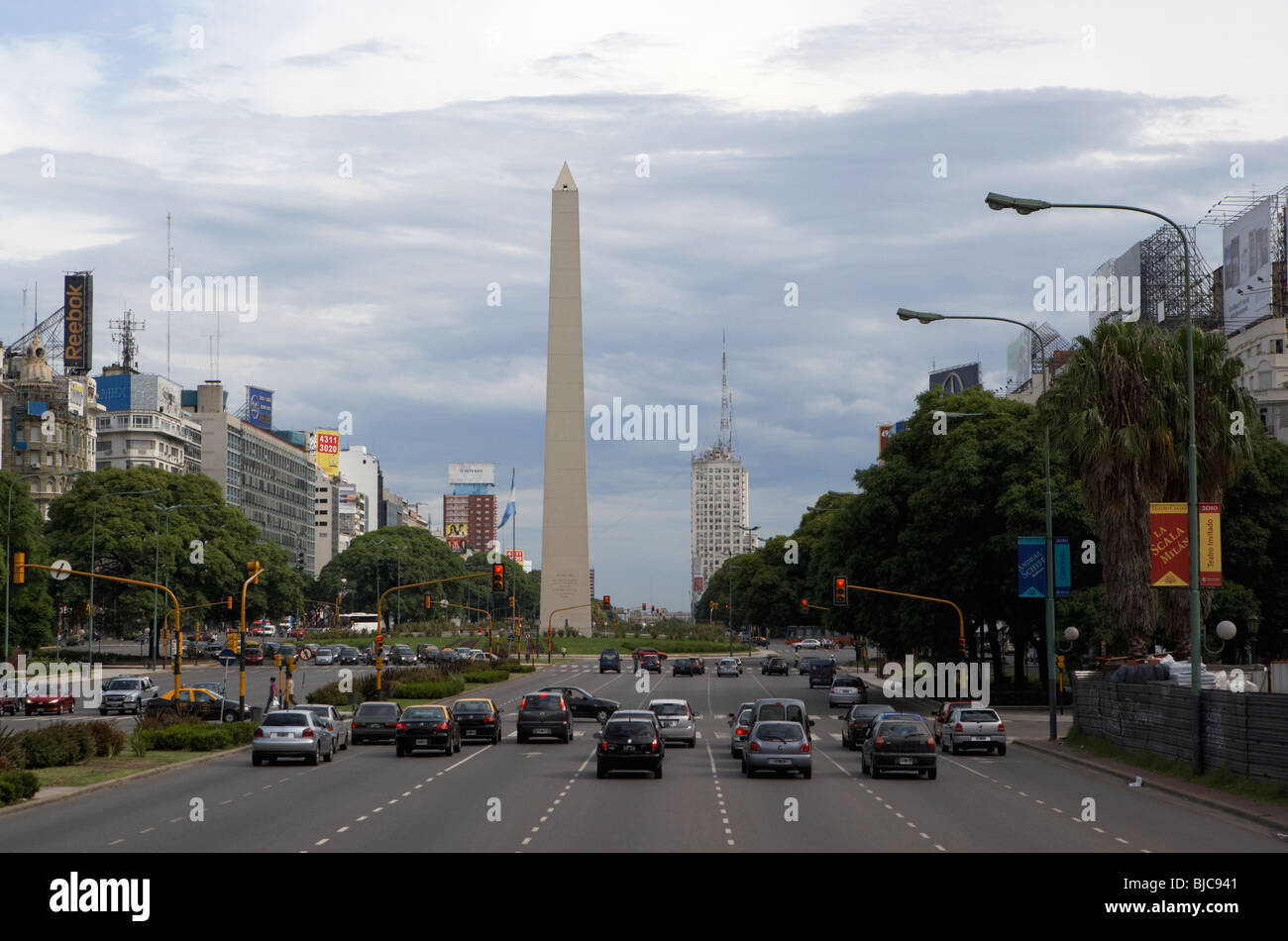 Av corrientes e obelisco obelisco di Plaza de la Republica federale capitale buenos aires repubblica di Argentina sud america Foto Stock