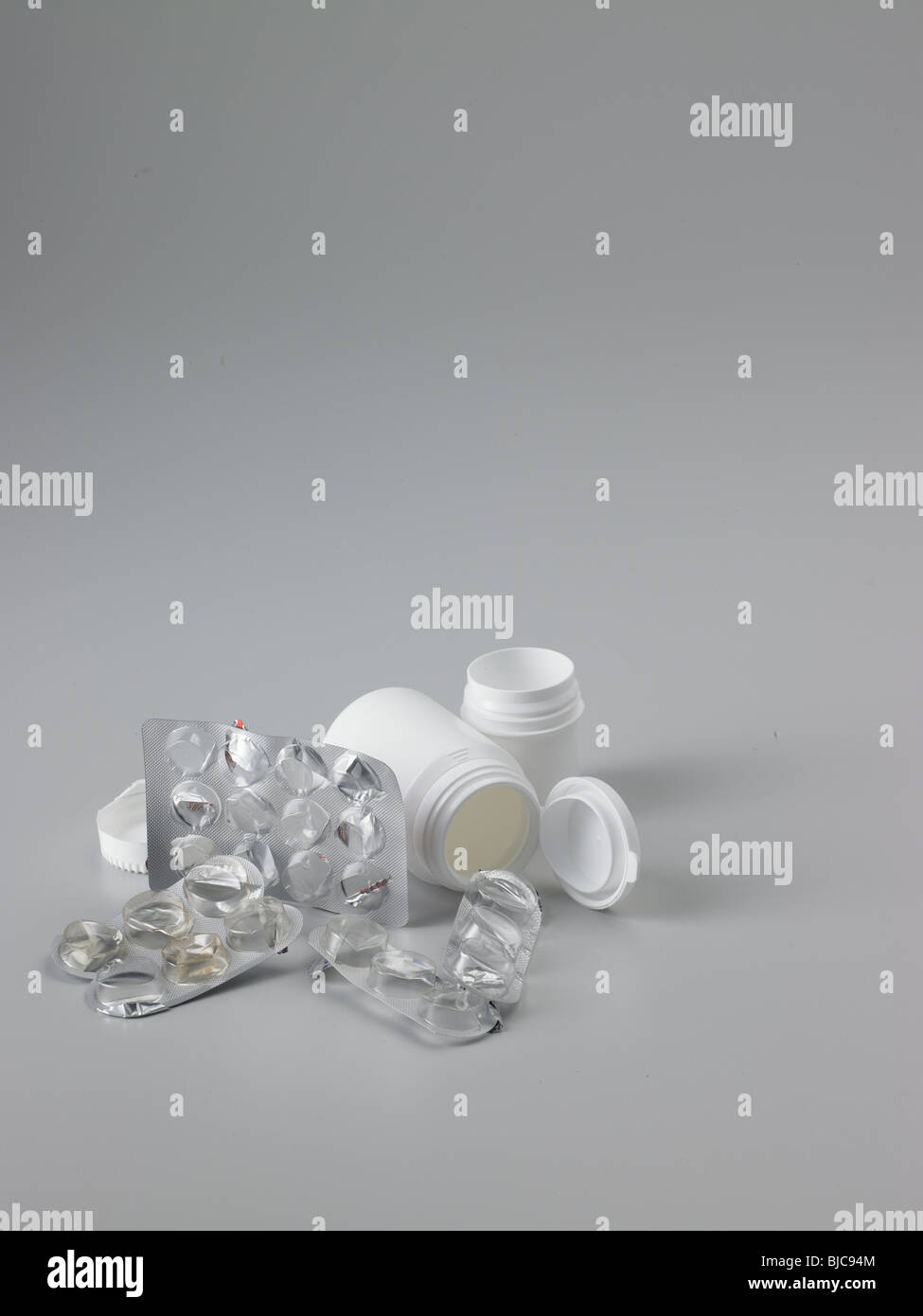 Rifiuti di imballaggio prodotti farmaceutici con plastica bianco flaconi portapillole shot in formato verticale e raccolto medio Foto Stock