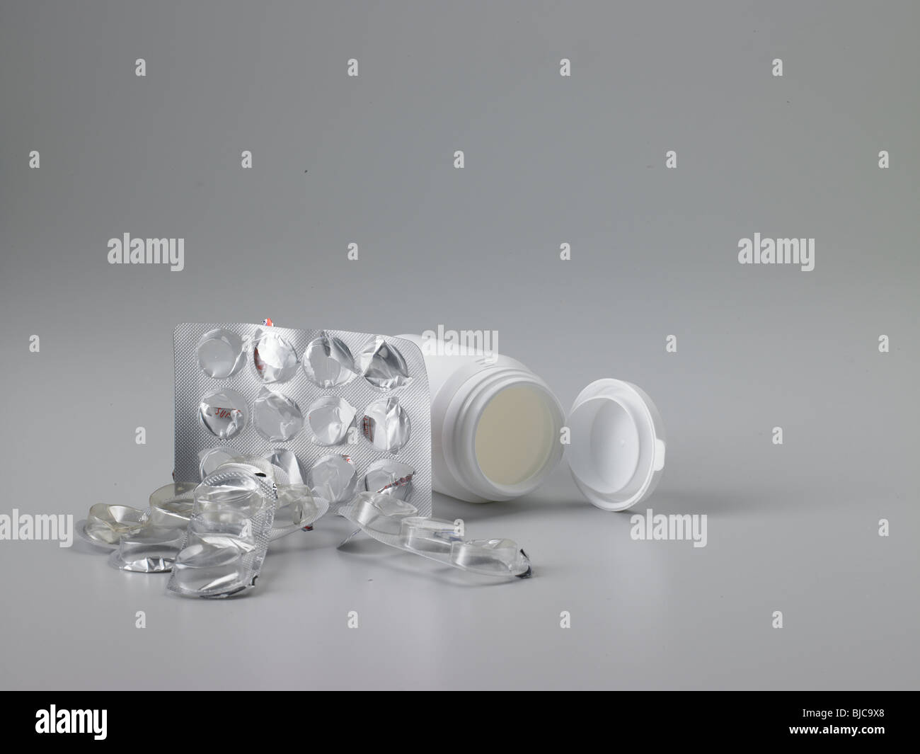 Rifiuti di imballaggio prodotti farmaceutici con uno in plastica bianco flaconi portapillole shot in basso formato orizzontale Foto Stock