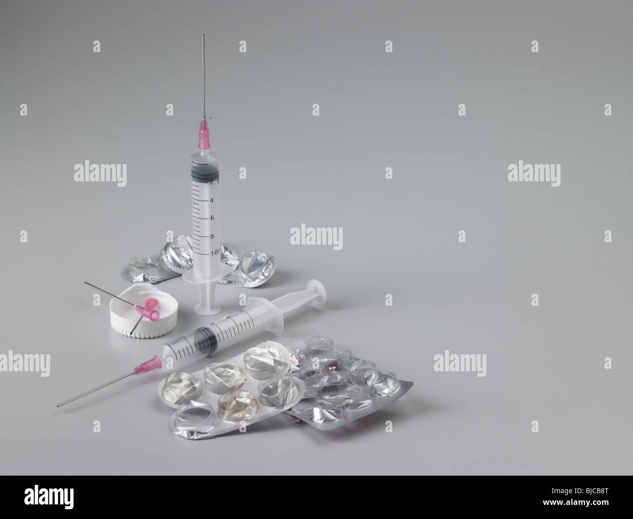 Scartare le confezioni farmaceutiche e la siringa Foto Stock