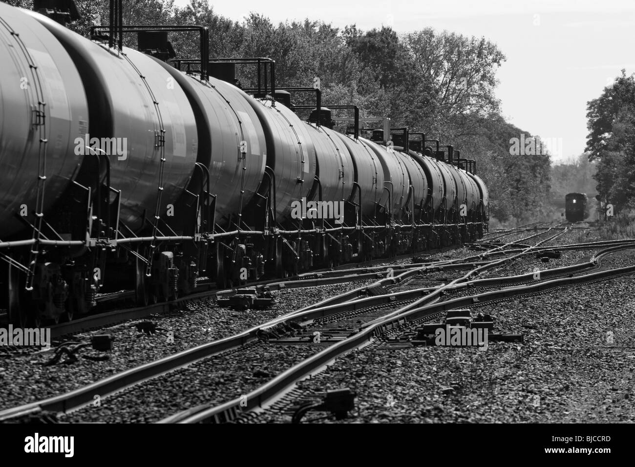 Treno merci attende nella distanza per un treno di etanolo per cancellare l'incastro Foto Stock