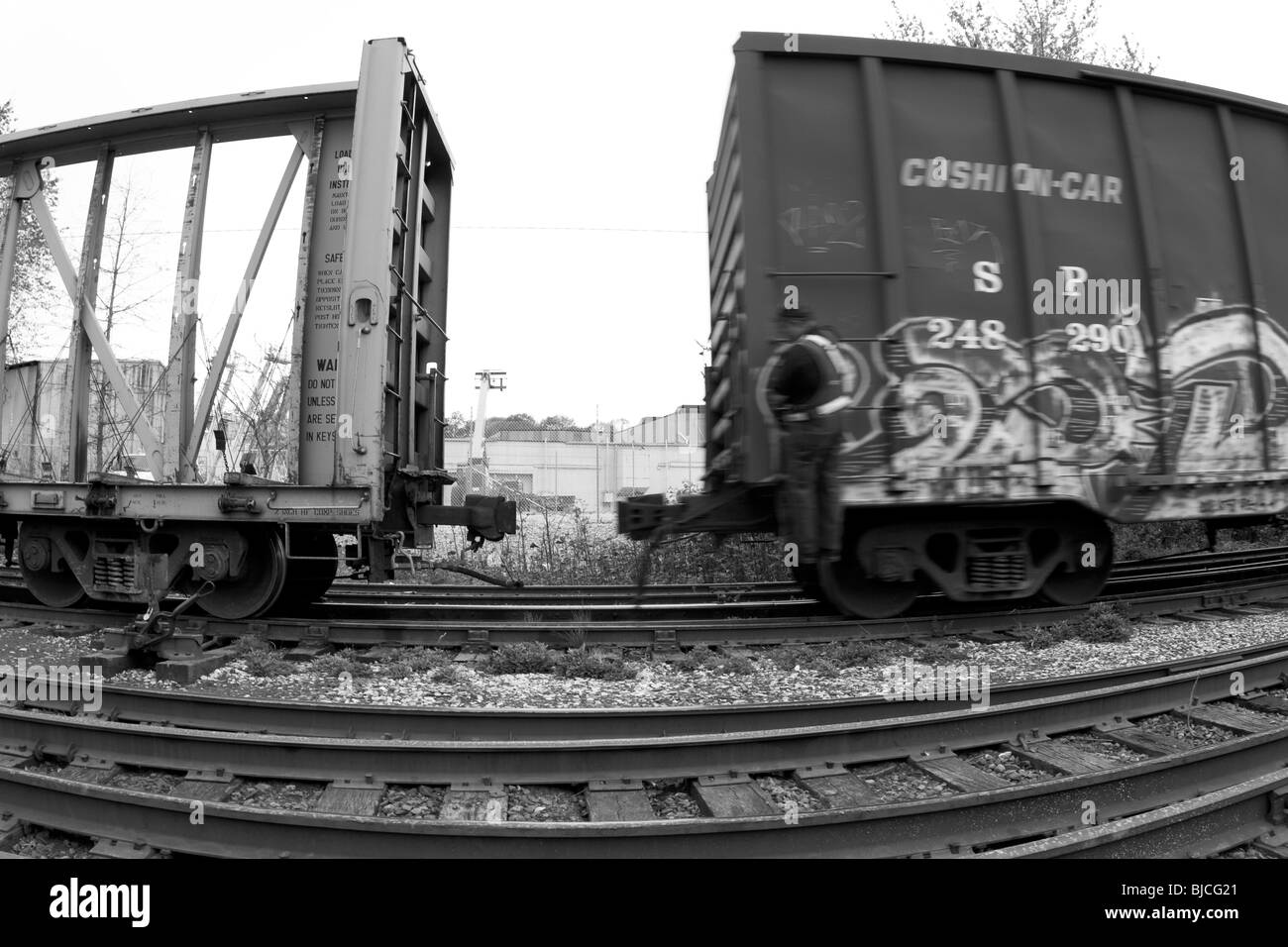 Conduttore ferroviario cavalca un treno in per un attacco Foto Stock
