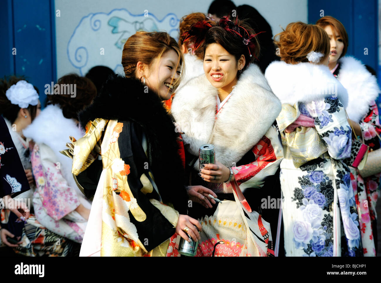 Kimono-placcato 20-anno-vecchio le donne giapponesi gustare una birra e sigarette durante un evento per contrassegnare provenienti di giorno di età in Tokyo. Foto Stock