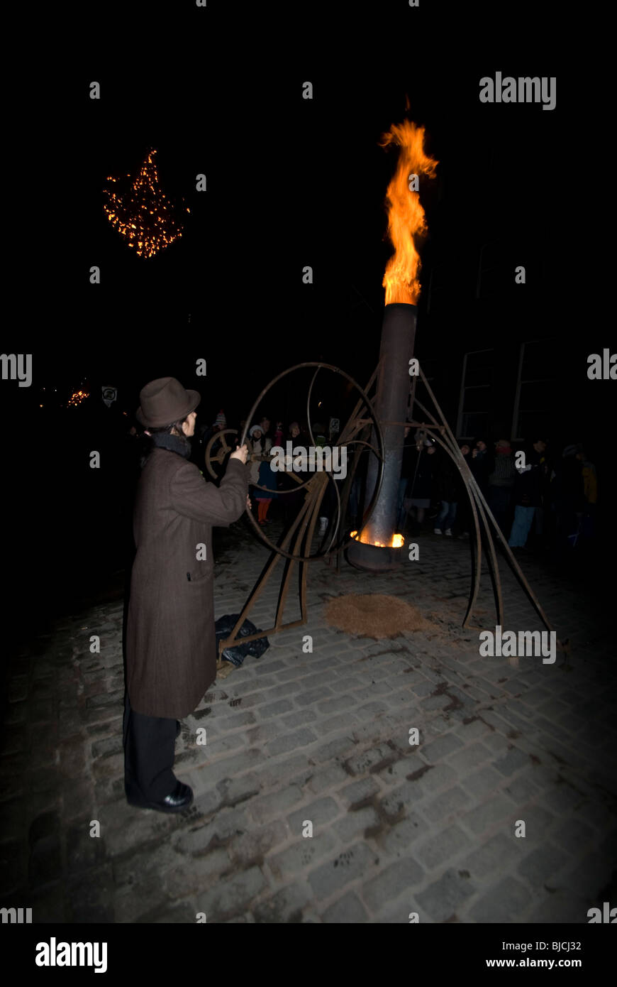 Firelight manifestazione da parte della società francese Carabosse nella Royal Mile di Edimburgo, Scozia, parte della città Hogmanay celbrations. Foto Stock