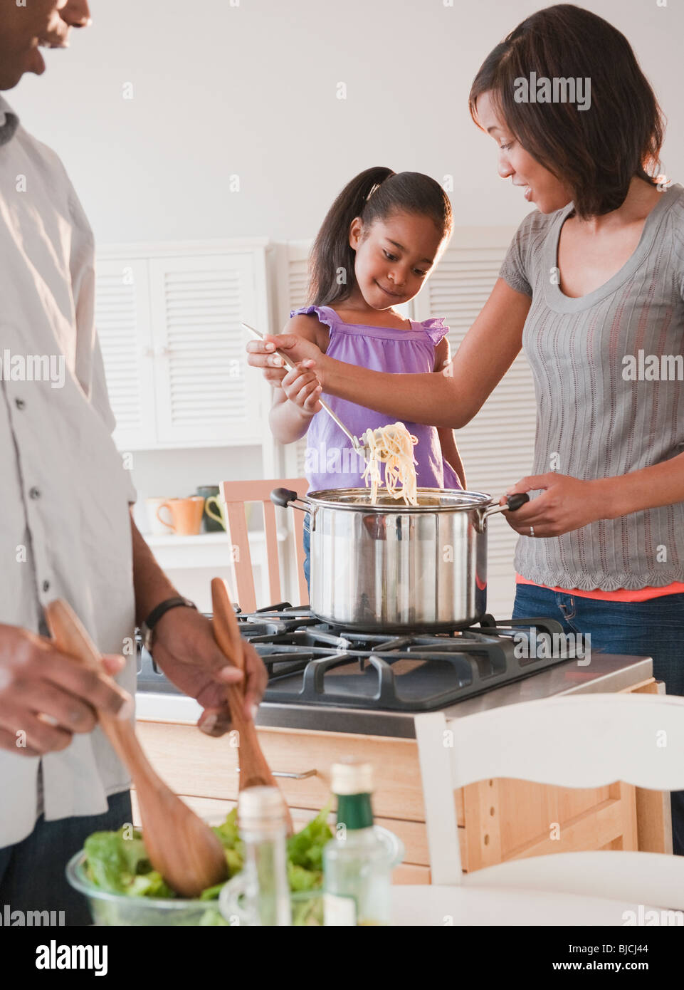 African American madre e figlia prepara la cena Foto Stock